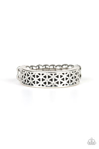 Paparazzi Accessories - Flower Bed And Board - Silver Ring