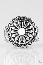 Load image into Gallery viewer, Paparazzi Accessories - Daringly Daisy - White Ring

